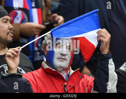 Saint-Denis, France. 06Th Juillet, 2016. Les partisans de la France avant de l'UEFA EURO 2016 football match de quart de finale entre la France et l'Islande au Stade de France à Saint-Denis, France, 03 juillet 2016. Photo : Peter Kneffel/dpa/Alamy Live News Banque D'Images