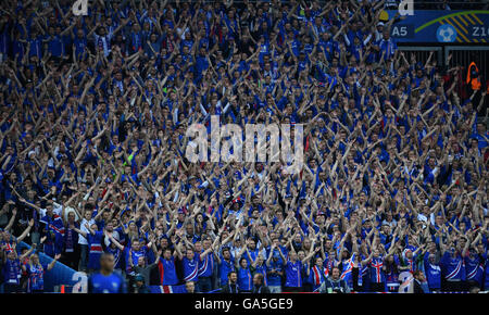 Paris, France, 3 juillet 2016. Fans cheer avant l'Euro 2016 entre la France match quart et de l'Islande à Paris, France, le 3 juillet 2016. Source : Xinhua/Alamy Live News Banque D'Images