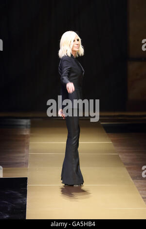 Paris, France. 3 juillet, 2016. Le designer italien Donatella Versace présente Atelier Versace collection automne/hiver 2016/2017 lors de la Paris fashion week Haute Couture, à Paris, France, 3 juillet 2016. Défilés de Haute Couture de Paris jusqu'au 6 juillet 2016. Photo : Hendrik Ballhausen /afp/Alamy Live News Banque D'Images