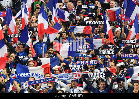 Saint Denis, France. 06Th Juillet, 2016. Les partisans de la France de célébrer au cours de l'UEFA EURO 2016 football match de quart de finale entre la France et l'Islande. Photo : Peter Kneffel/dpa/Alamy Live News Banque D'Images