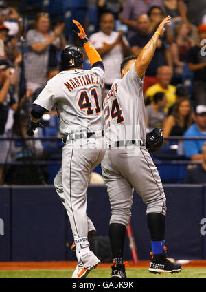 Saint Petersburg, Florida, USA. 1er juillet 2016. Vous VRAGOVIC | fois.frappeur désigné des Detroit Tigers Victor Martinez (41) célèbre sa deuxième course trois home run de la nuit avec les Tigers de Detroit de premier but Miguel Cabrera (24) en neuvième manche du match entre les Tigers de Detroit et les Rays de Tampa Bay au Tropicana Field à Saint-Pétersbourg, en Floride le vendredi, Juillet 1, 2016. © Vous Vragovic/Tampa Bay Times/ZUMA/Alamy Fil Live News Banque D'Images