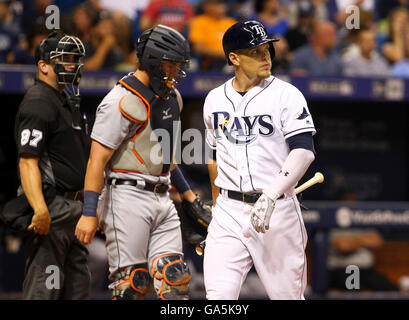 Saint Petersburg, Florida, USA. 1er juillet 2016. Vous VRAGOVIC | fois.Rays de Tampa Bay le voltigeur Brandon Guyer (5) après avoir rayé dans la cinquième manche du match entre les Tigers de Detroit et les Rays de Tampa Bay au Tropicana Field à Saint-Pétersbourg, en Floride le vendredi, Juillet 1, 2016. © Vous Vragovic/Tampa Bay Times/ZUMA/Alamy Fil Live News Banque D'Images