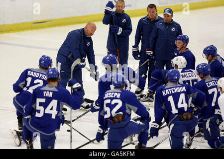 Brandon, Florida, USA. 29 Juin, 2016. DOUGLAS R. CLIFFORD | fois.Benoit Groulx, entraîneur-chef, Syracuse Crunch (AHL), gauche, supervise un camp de développement de Tampa Bay (le mercredi 6/29/16) au Ice Sports Forum Brandon. © R. Douglas Clifford/Tampa Bay Times/ZUMA/Alamy Fil Live News Banque D'Images