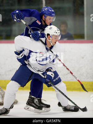 Brandon, Florida, USA. 29 Juin, 2016. DOUGLAS R. CLIFFORD | fois.Brett Howden (50) rejoint David Henley (60) alors qu'il participait à un camp de développement de Tampa Bay (le mercredi 6/29/16) au Ice Sports Forum Brandon. © R. Douglas Clifford/Tampa Bay Times/ZUMA/Alamy Fil Live News Banque D'Images