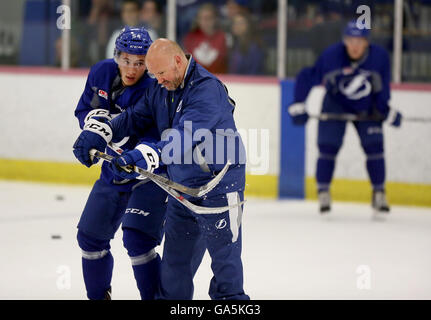 Brandon, Florida, USA. 29 Juin, 2016. DOUGLAS R. CLIFFORD | fois.Dennis Yan (54) reçoit des réglages fins de Benoit Groulx, entraîneur-chef, Crunch de Syracuse, à gauche, tout en participant à un camp de développement de Tampa Bay (le mercredi 6/29/16) au Ice Sports Forum Brandon. © R. Douglas Clifford/Tampa Bay Times/ZUMA/Alamy Fil Live News Banque D'Images