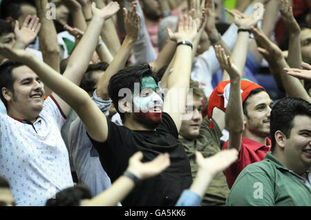 Téhéran, Iran. 3 juillet, 2016. Fans de l'Iran à la vôtre pour leur équipe lors d'un match entre l'Iran et l'Argentine au masculin de Volleyball FIVB World League 2016 au Stade Azadi de Téhéran, Iran, le 3 juillet 2016. L'Iran a remporté le match 3-2. © Ahmad Halabisaz/Xinhua/Alamy Live News Banque D'Images