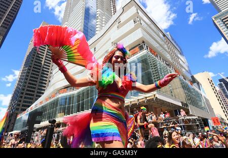 Toronto, Canada. 3 juillet, 2016. Un reveler promenades sur pilotis au cours de la Parade de la Fierté de Toronto de 2016 à Toronto, Canada, le 3 juillet 2016. Credit : Zou Zheng/Xinhua/Alamy Live News Banque D'Images