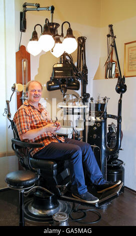 Zschadrass, Allemagne. 23 Juin, 2016. Andreas Haesler, Musées manager, est assise sur un fauteuil dentaire depuis les années 1930, montrent maintenant dans le Musée dentaire de Zschadrass, Allemagne, 23 juin 2016. Le musée a pièces montrant l'existence de la médecine dentaire qui s'est jusqu'à 2500 ans. Il s'agit notamment des outils tels que des pincettes et la spatule de la période romaine, ainsi que des salles de traitement complet de l'époque de Frédéric le Grand, ou du "Buddenbrooks". Photo : Jan Woitas/dpa/Alamy Live News Banque D'Images