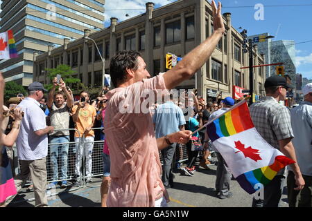 Toronto, Canada. 3 juillet, 2016. Le premier ministre du Canada, Justin Trudeau participe au défilé annuel Pride Festival, le 3 juillet 2016 à Toronto, Ontario, Canada. Premier ministre Justin Trudeau fera de l'histoire comme le premier premier ministre canadien à mars dans la Pride Parade. Credit : NISARGMEDIA/Alamy Live News Banque D'Images