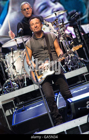 Milan Italie. 03e Juillet 2016. La légende de rock américain Bruce Springsteen effectue sur scène au Stadio San Siro Pendant 'la rivière d''2016' Credit : Rodolfo Sassano/Alamy Live News Banque D'Images