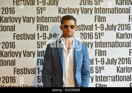 Karlovy Vary, République tchèque. 07 juillet, 2016. Acteur irlandais Jamie Dornan pose à la 51e Festival International du Film de Karlovy Vary à Karlovy Vary, République tchèque, le 2 juillet 2016. © Slavomir Kubes/CTK Photo/Alamy Live News Banque D'Images