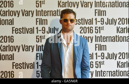 Karlovy Vary, République tchèque. 07 juillet, 2016. Acteur irlandais Jamie Dornan pose à la 51e Festival International du Film de Karlovy Vary à Karlovy Vary, République tchèque, le 2 juillet 2016. © Slavomir Kubes/CTK Photo/Alamy Live News Banque D'Images