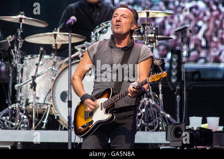 Milan Italie. 03e Juillet 2016. La légende de rock américain Bruce Springsteen effectue sur scène au Stadio San Siro Pendant 'la rivière d''2016' Credit : Rodolfo Sassano/Alamy Live News Banque D'Images