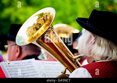 Garching, Allemagne. 03 juillet, 2016. Réflexion et trombone folklore bavarois à l'air libre Concert de cuivres à Garching, ville universitaire quelques kilomètres au nord de Munich Crédit : Luisa Fumi/Alamy Live News Banque D'Images