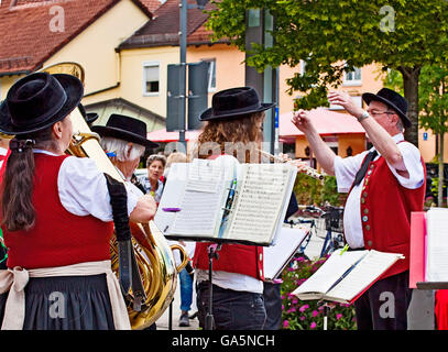 Garching, Allemagne. 03 juillet, 2016. Folklore bavarois et chaleureuse à l'air libre Concert de cuivres à Garching, ville universitaire quelques kilomètres au nord de Munich Crédit : Luisa Fumi/Alamy Live News Banque D'Images