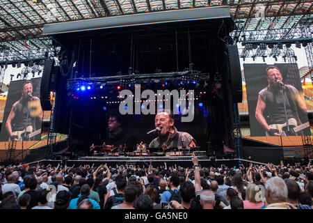 Milan Italie. 03e Juillet 2016. La légende de rock américain Bruce Springsteen effectue sur scène au Stadio San Siro Pendant 'la rivière d''2016' Credit : Rodolfo Sassano/Alamy Live News Banque D'Images