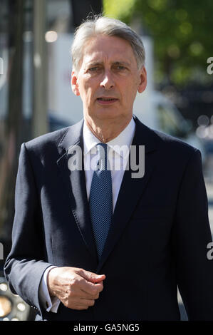 Londres, Royaume-Uni. 4 juillet, 2016. Le ministre britannique des affaires étrangères, Philip Hammond est repéré dans la région de Westminster comme il traverse de la place du Parlement à Whitehall. Crédit : Paul Davey/Alamy Live News Banque D'Images