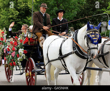 Garching, Allemagne. 03 juillet, 2016. Le maire Dr. Dietmar Gruchmann accueille les citoyens d'un coach tirés par des chevaux blancs à la traditionnelle parade de clubs, groupes et associations à Garching, ville universitaire quelques kilomètres au nord de Munich Banque D'Images