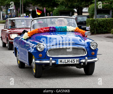 Garching, Allemagne. 03 juillet, 2016. Vieille gloires comme des fêtes de vintage Skoda cabriolet au défilé traditionnel de clubs, groupes et associations à Garching, ville universitaire quelques kilomètres au nord de Munich Crédit : Luisa Fumi/Alamy Live News Banque D'Images