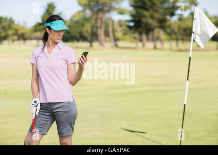 Femme golfeur avec phone Banque D'Images