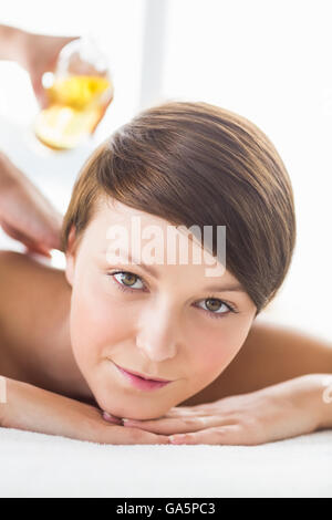 Portrait of woman receiving massage huile Banque D'Images