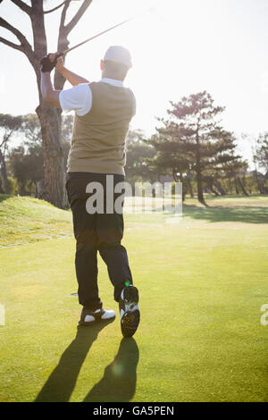 Vue arrière de sportif en jouant au golf Banque D'Images