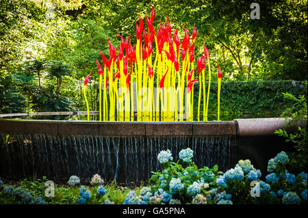 Exposition « Chihuly in the Garden » du jardin botanique d'Atlanta avec la sculpture en verre « Fern Dell Painbrushes » de Dale Chihuly. (ÉTATS-UNIS) Banque D'Images