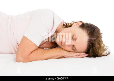Femme dormir sur feuille blanche Banque D'Images
