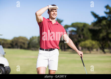 Golfeur souriant yeux blindage Banque D'Images