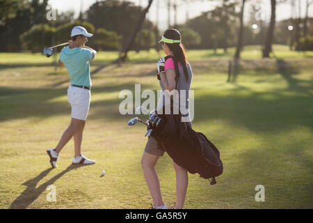 Jouer au golf avec homme femme sac de transport Banque D'Images