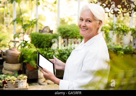 Female scientist using digital tablet émissions Banque D'Images