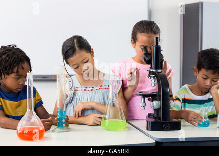 Les enfants avec le matériel scientifique Banque D'Images