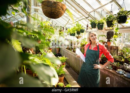 Jardinier à la femelle à plantes en pot Banque D'Images