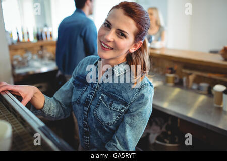 Portrait of happy barista avec tes collègues et clients au café Banque D'Images