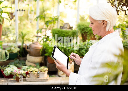 Scientist using tablet computer à émissions de Banque D'Images