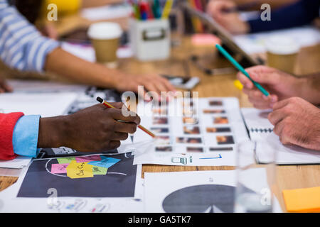 Portrait de collègues créatifs de discuter en séance Banque D'Images