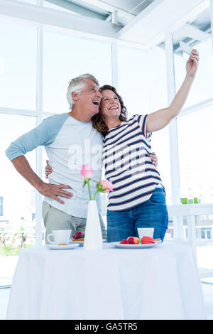 Heureux couple taking selfies Banque D'Images