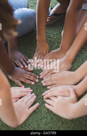 Schoolkids jouant dans l'herbe Banque D'Images