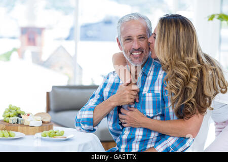 Woman kissing mari in restaurant Banque D'Images