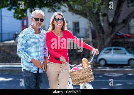 Mature Woman with bicycle in city Banque D'Images