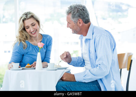 Smiling mature woman femme en position assise Banque D'Images