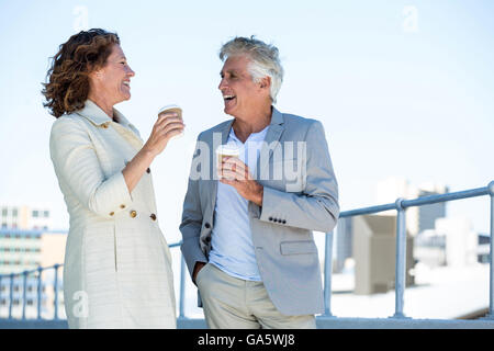 Heureux couple enjoying coffee Banque D'Images