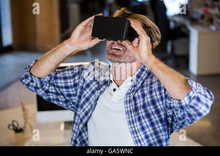 Smiling businessman en utilisant le simulateur de réalité virtuelle Banque D'Images