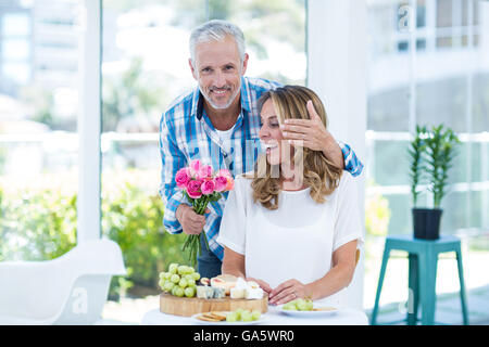 Homme mûr pour femme roses roses donnant dans le Banque D'Images