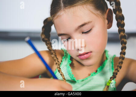 Lycéenne faire leurs devoirs en classe Banque D'Images