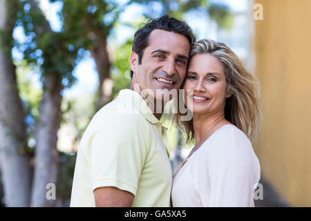Happy couple standing on street Banque D'Images