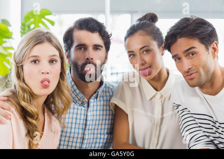 Portrait d'amis sticking out tongue Banque D'Images