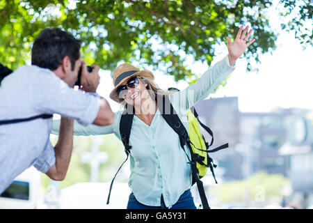 Man photographing cheerful woman Banque D'Images