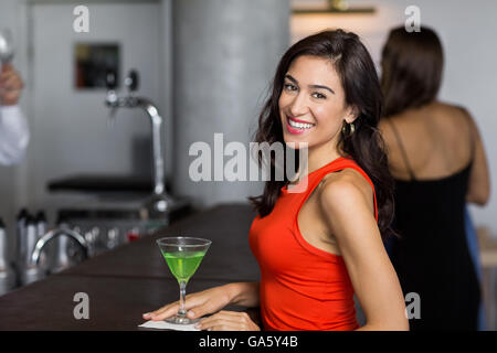 Belle femme debout avec verre à cocktail Banque D'Images