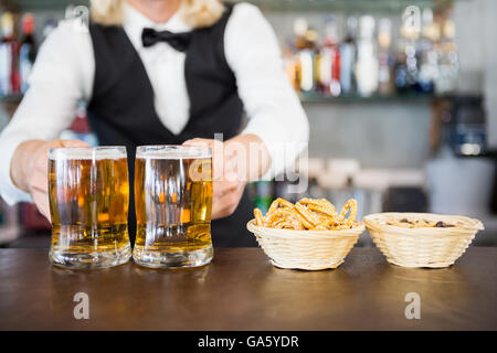 Close-up of man holding beer mug sur le comptoir Banque D'Images
